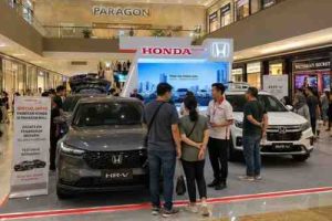 Suasana pameran mobil Honda Semarang dengan promo menarik