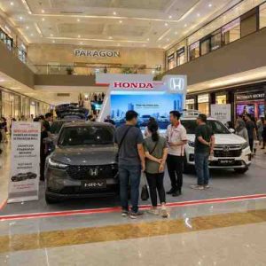 Suasana pameran mobil Honda Semarang dengan promo menarik